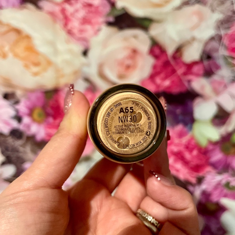MAC Studio Fix Fluid SPF 15 Liquid Foundation - NW30 - Picture 4 of 4